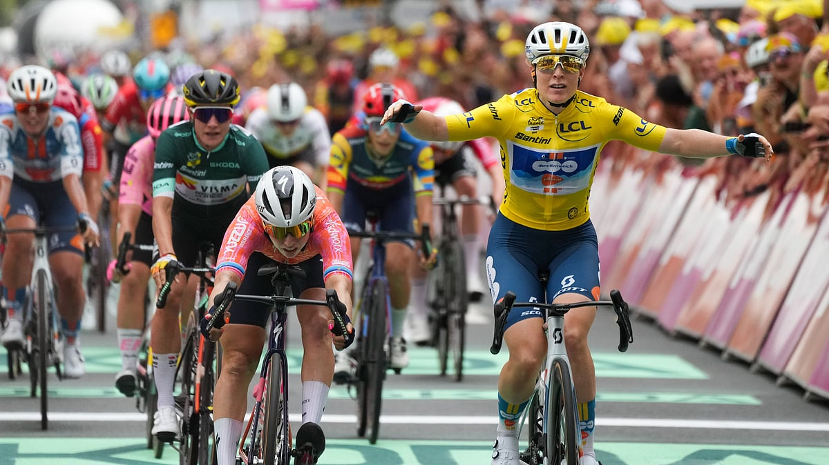  AP Photo/Peter Dejong : Charlotte Kool of The Netherlands, wearing the overall leader's yellow jersey, crosses the finish line to win the second stage of the Tour de France Women cycling race with start in Dordrecht and finish in Rotterdam, Netherlands, Tuesday, Aug. 13, 2024.